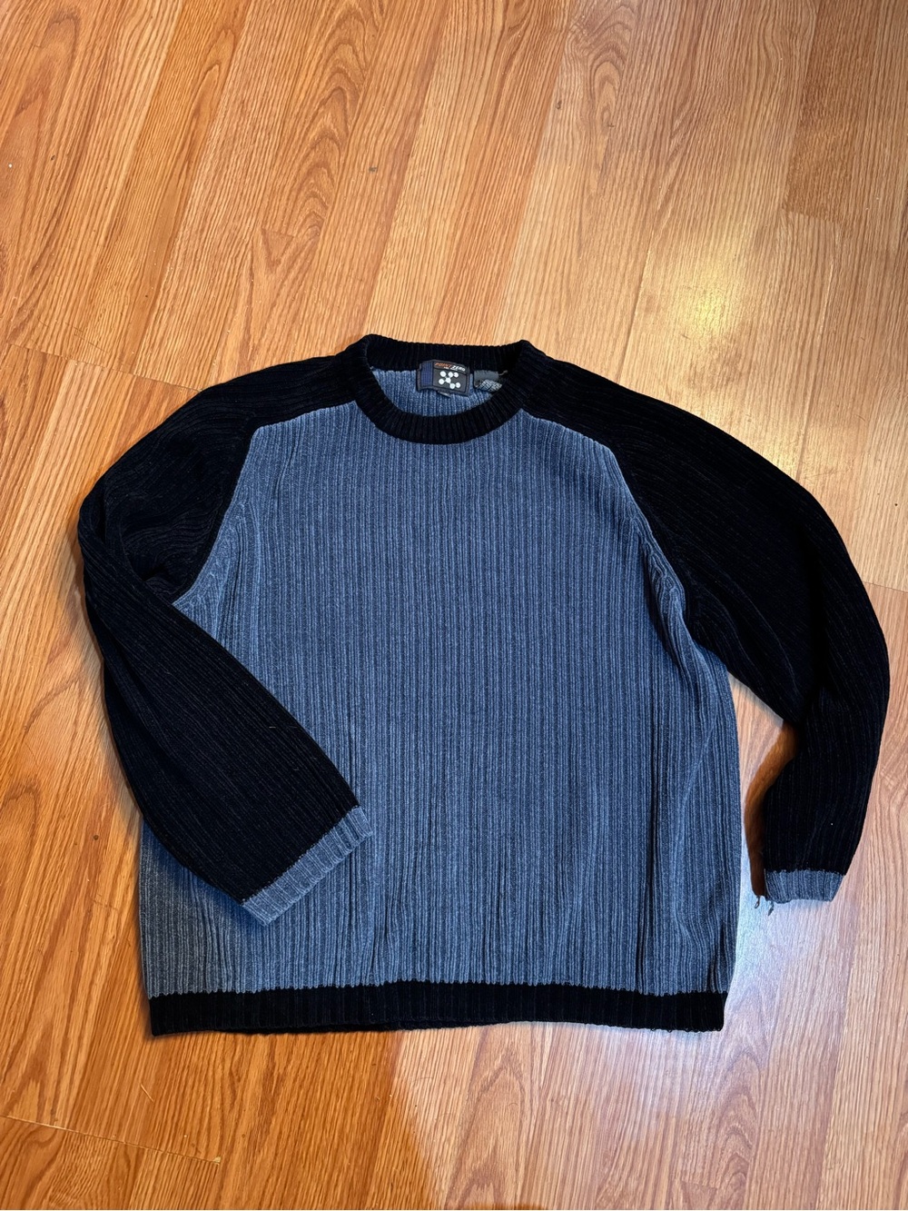 Two-Tone Ribbed Crewneck Sweater - Blue & Black